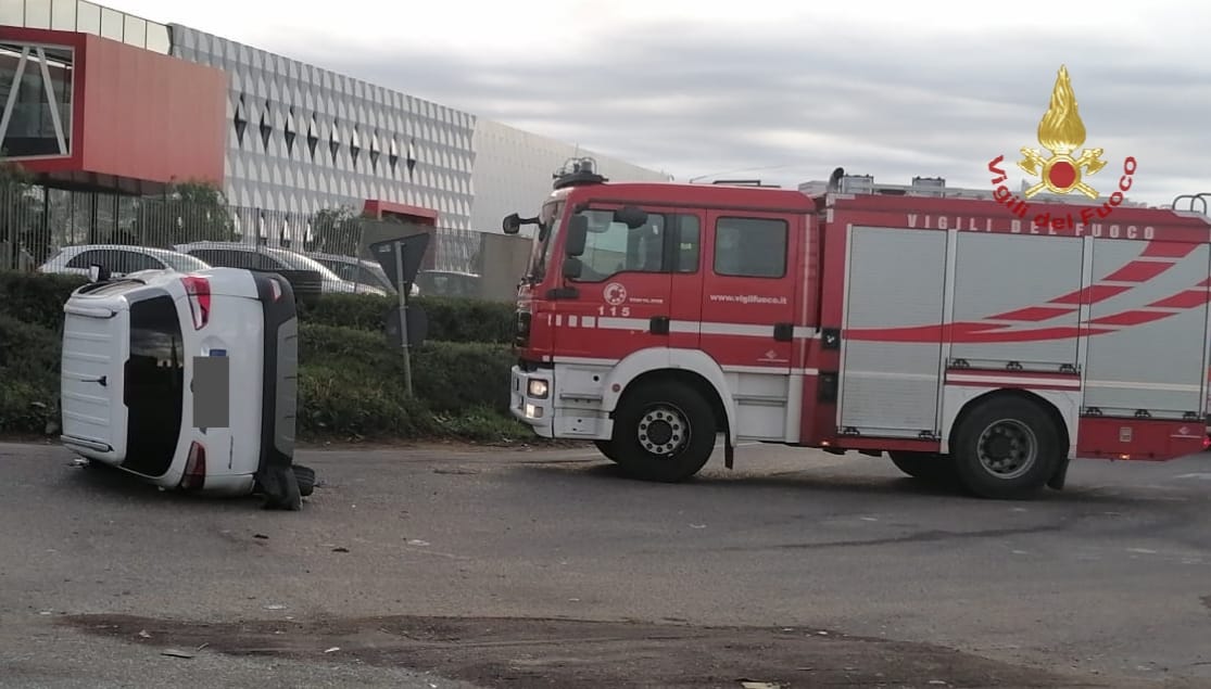 Paura a Sestu, auto si ribalta sull’ex 131: donna liberata dai Vigili del Fuoco