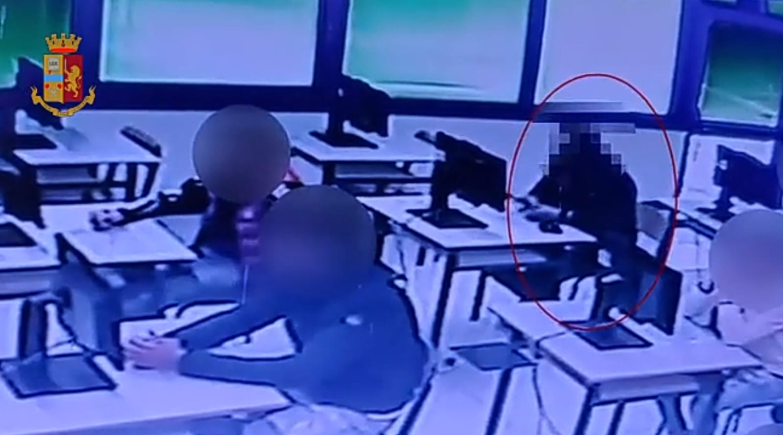 Cagliari, supera l’esame della patente grazie a smartphone e auricolare: denunciato un muratore straniero