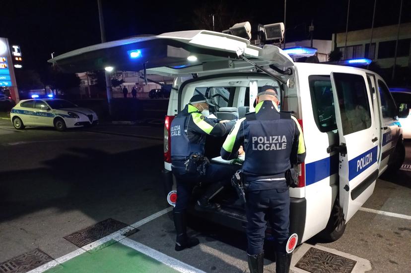 Guidavano l’auto di notte ubriachi: una denuncia e 3 patenti ritirate a Cagliari