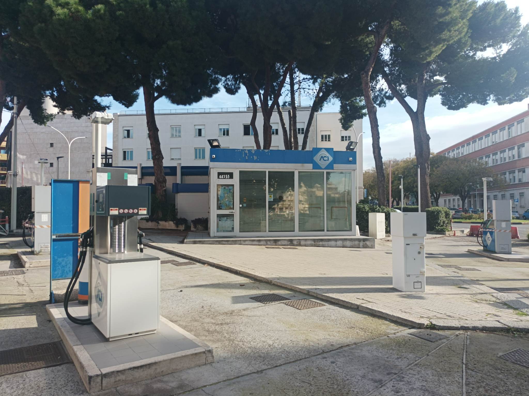 Cagliari, sbarrato l’unico distributore di benzina low cost: “Senza i lavori di Abbanoa resta chiuso”