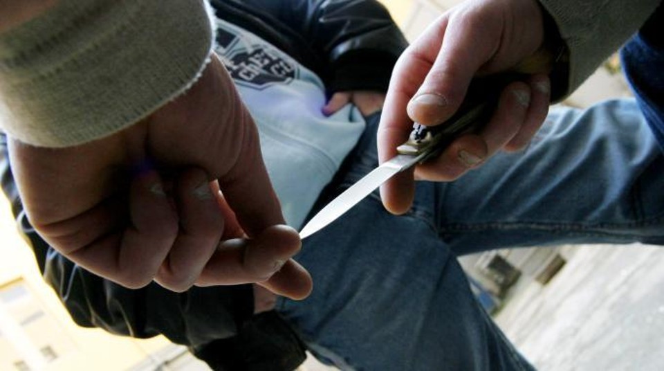 Colpisce la ragazza a sassate, il compagno reagisce e lo accoltella: follia e sangue a Torpé