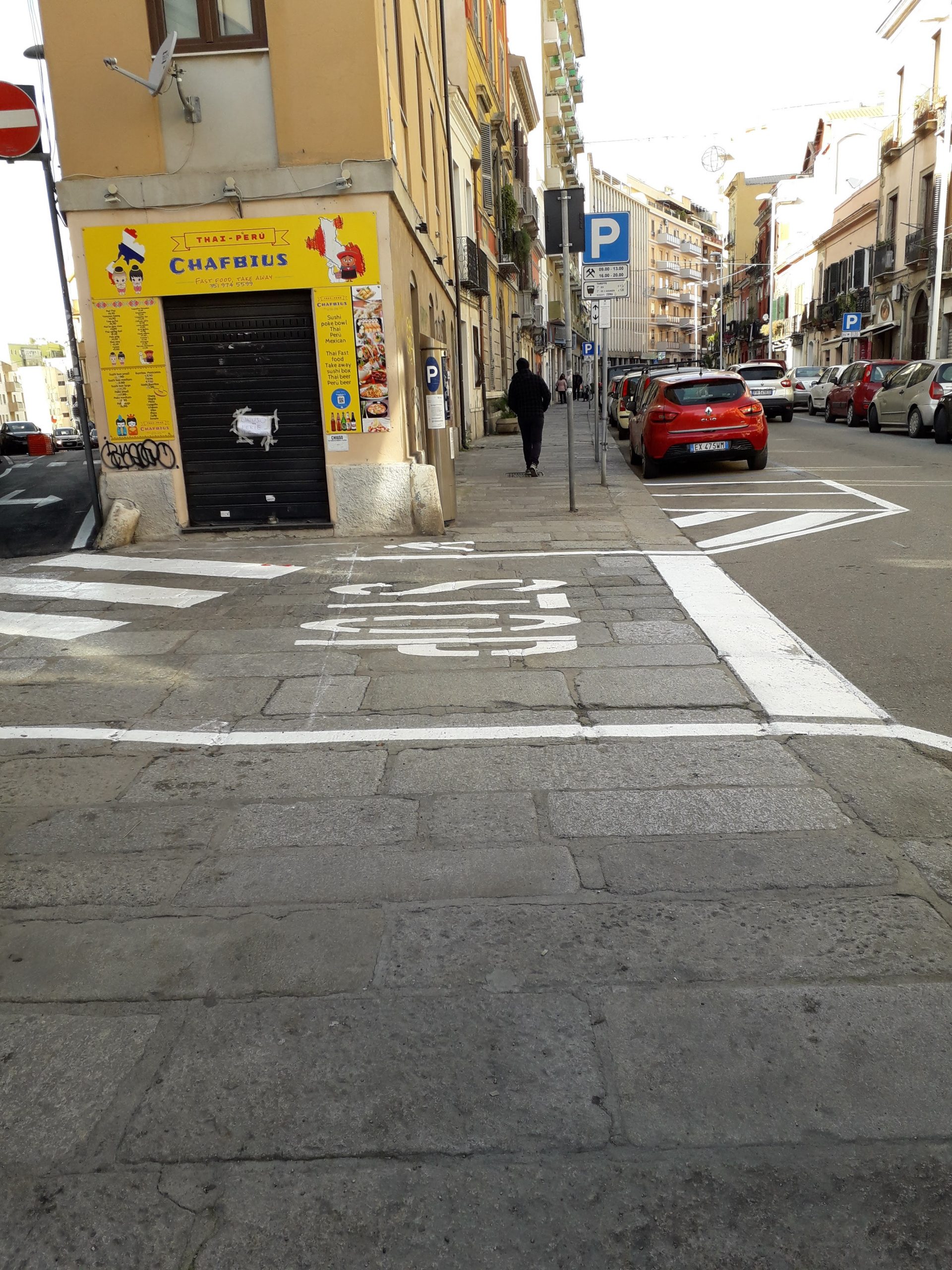 Cagliari, la strana segnaletica nel Corso: “Occhio allo stop misterioso…”