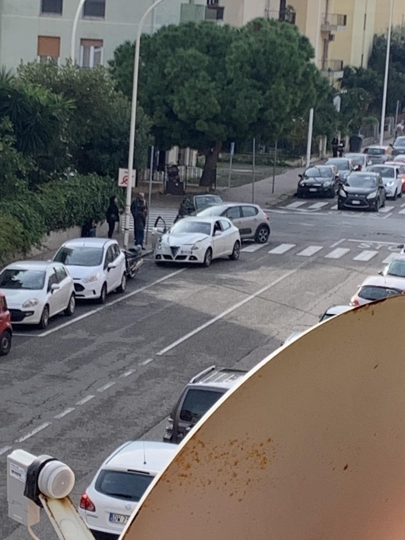 Cagliari, brutto schianto tra auto all’incrocio: una vola sopra il marciapiede