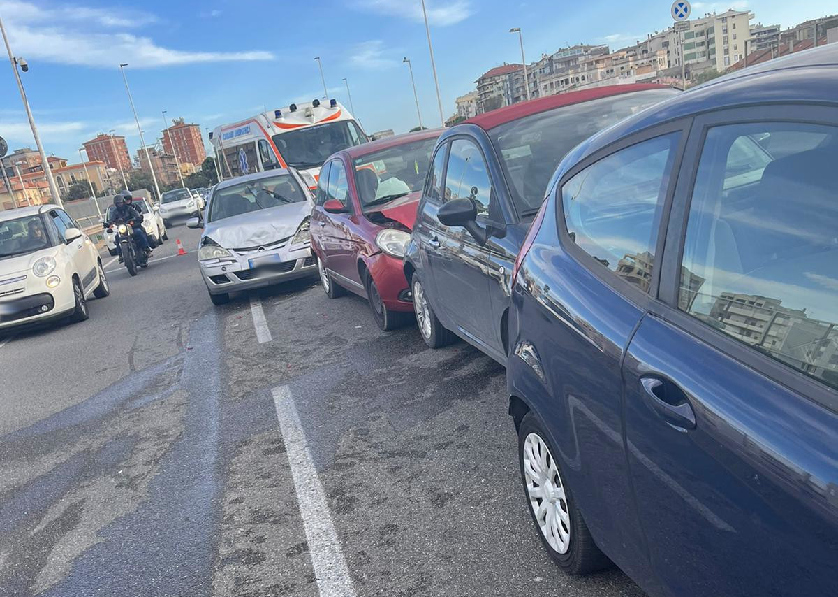 Cagliari, incubo Asse Mediano: incidente tra 4 auto con cinque feriti e traffico ko