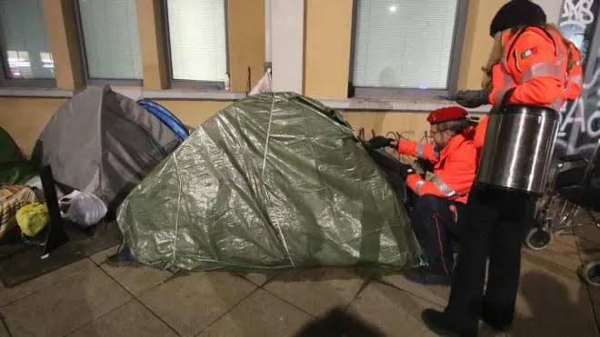 Giovane senzatetto sarda lascia il figlio neonato all’ospedale: “Non sopravviverebbe per strada”