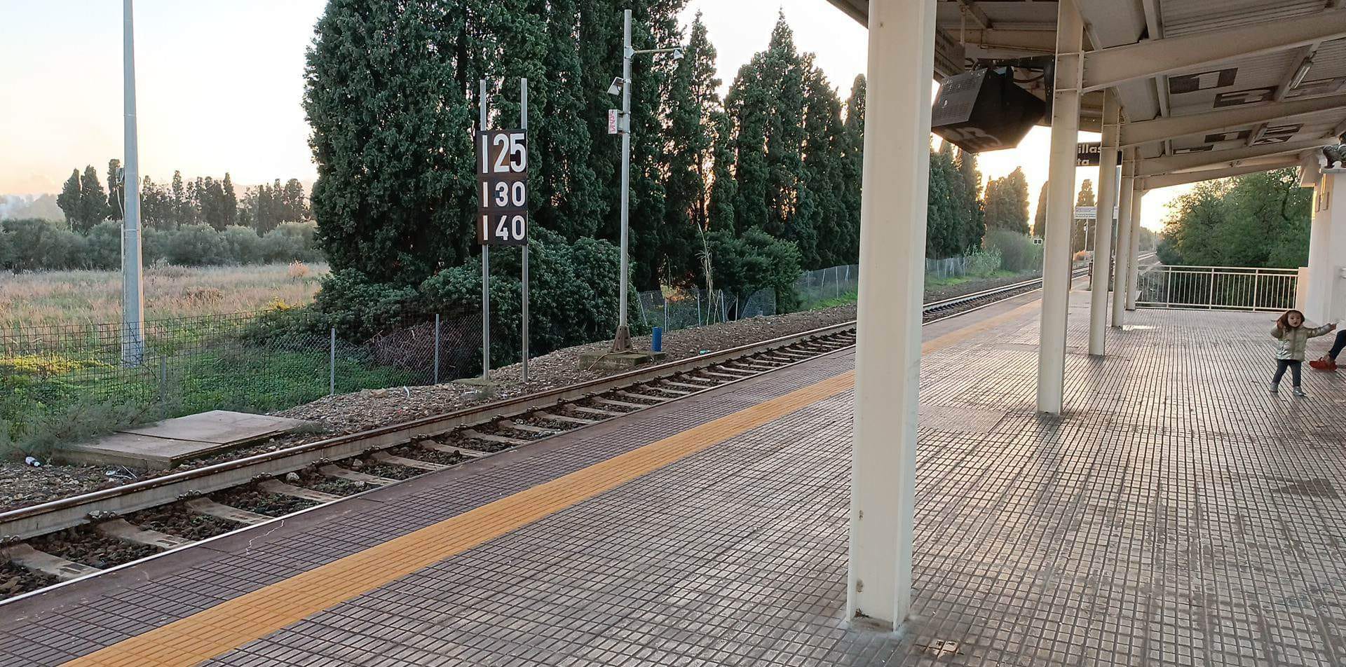 Uta, pericoli alla stazione: “Buco nella recinzione e disabili sul cavalcavia senza protezione”