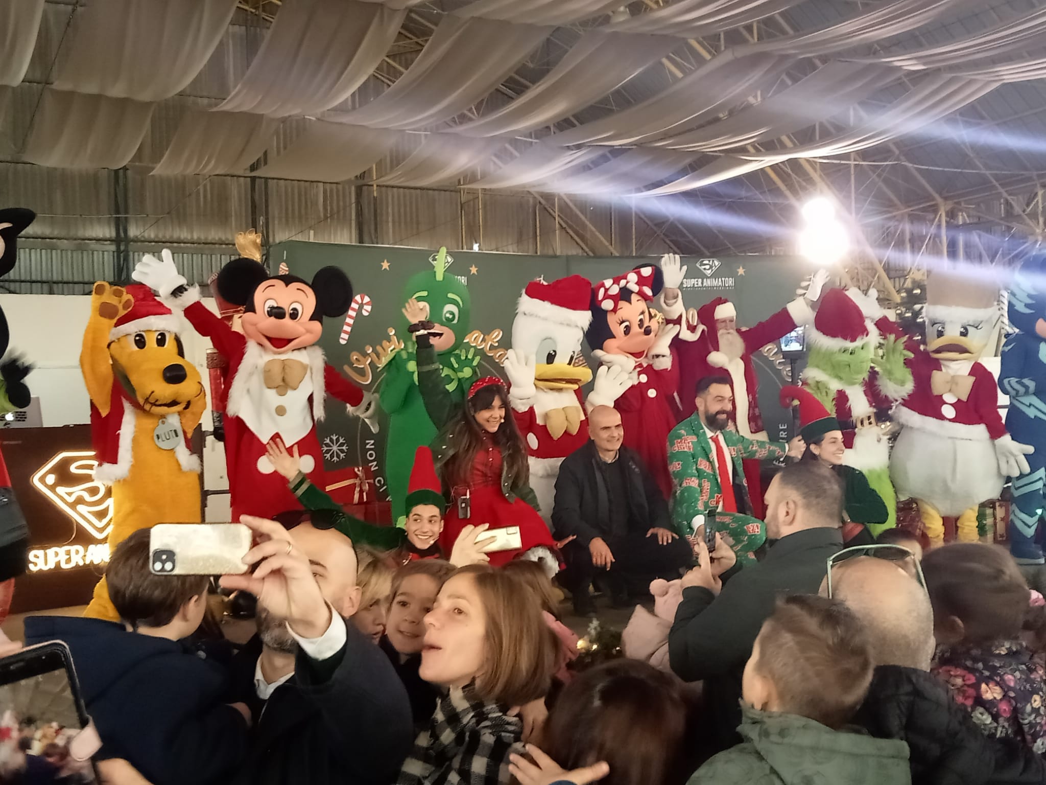 Cagliari, festa per i bimbi coi personaggi Disney: migliaia di persone alla Fiera per “Vivi il Natale”