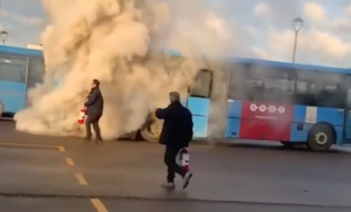 Paura a Carbonia, un autobus dell’Arst in fiamme con 20 studenti a bordo