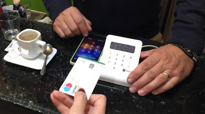 Il caffè si potrà pagare con la carta: salta la norma sul pos, commercianti furibondi