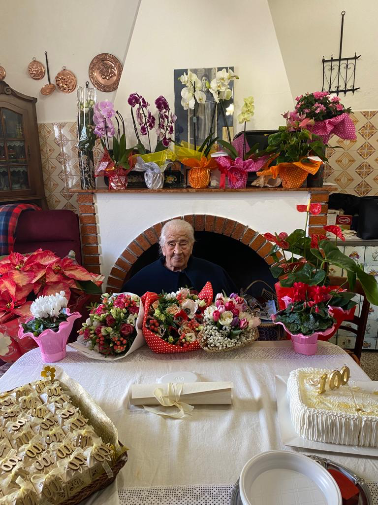 Genoni in festa per i 100 anni di Marianna Serra “zia Nennedda”