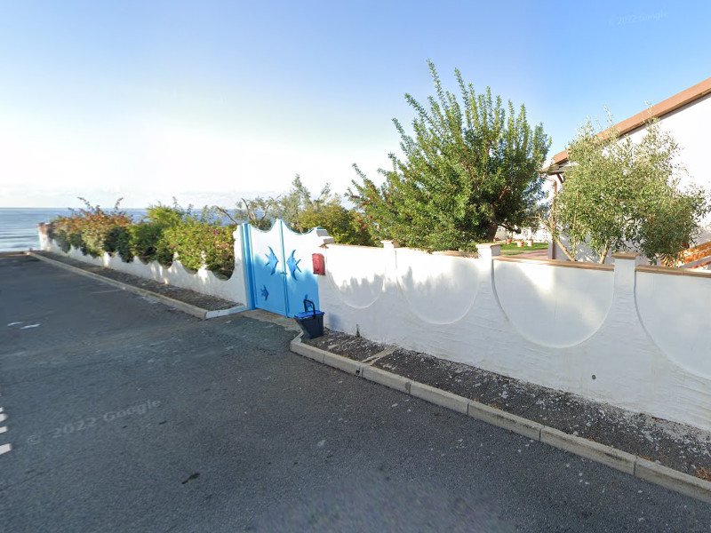 Mareggiate violente, muro a rischio crollo in via Maiorca a Quartu: “Riparatelo o sarete multati”