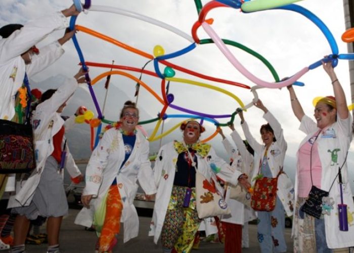 “A Cagliari clown fuori dai market chiedono soldi per i bimbi malati, occhio ai furbetti”