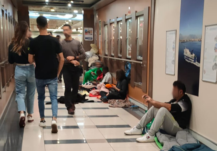 Odissea sulla nave Civitavecchia-Cagliari: “Ottanta cabine e 800 passeggeri ammassati con i cani a spasso”