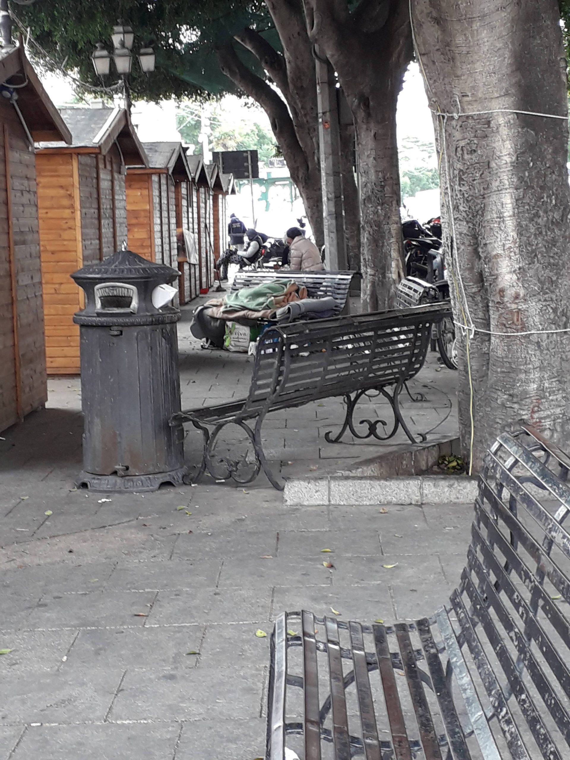 “Le strane panchine nel centro storico di Cagliari: sono ad uso pubblico o privato?”