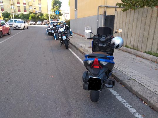 Via Cadello, scappa dalla Polizia Locale in scooter con la droga in tasca: la folle fuga di un 17enne