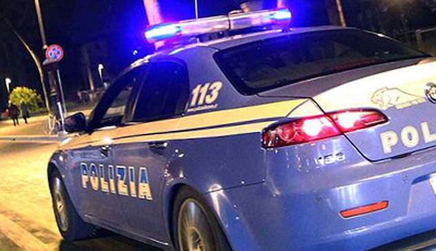 polizia-nottepoliziotti-2_1 Minaccia la vicina di casa e tenta di accoltellare i poliziotti: un uomo arrestato a Nuoro