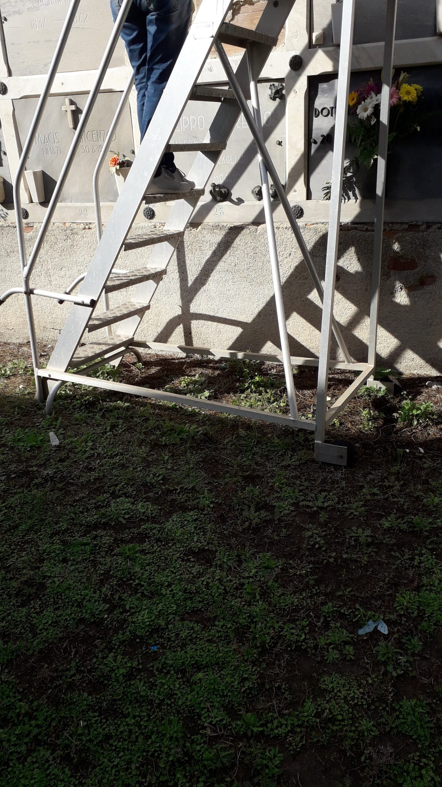 Pericolo scale nei cimiteri di Cagliari: “Un caos totale anche a Bonaria, Comune disorganizzato anche coi defunti”