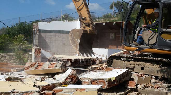Quartu, ruspe in azione per la prima villa abusiva: il Comune spende 20mila euro