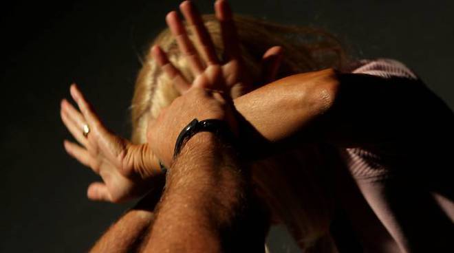 Riempie di botte una minorenne che si ribella allo stupro, 28enne arrestato in Sardegna