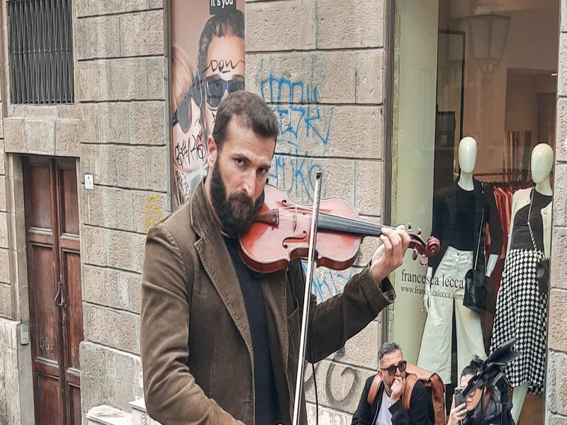 Jacob, il violinista di strada cacciato a Cagliari: “Non devo chiedere permessi per vivere dignitosamente”