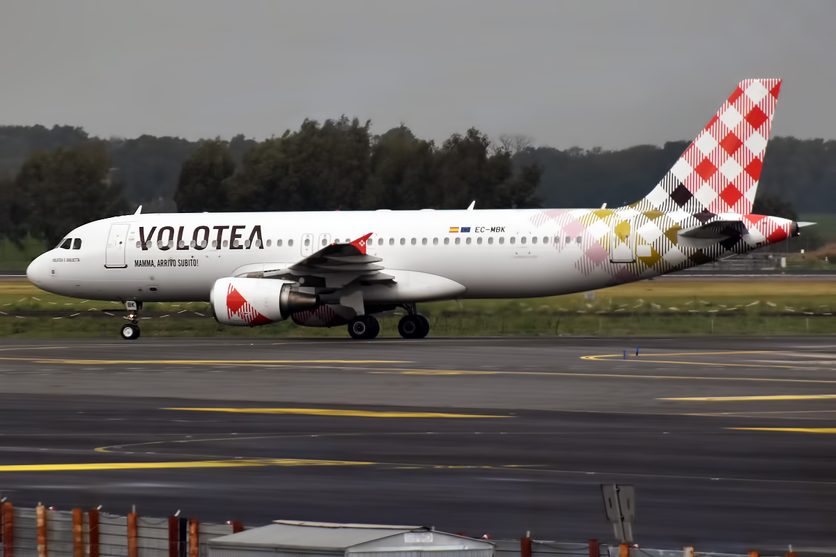 Volo cancellato all’ultimo, Volotea condannata a rimborsare una famiglia di Cagliari: 750 euro