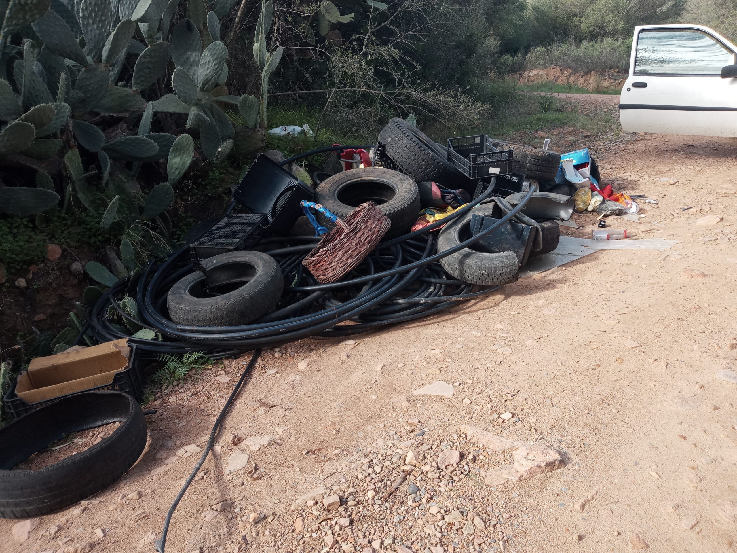 Sinnai, sfregio immenso nel parco dei Sette Fratelli: “Discarica di gomme e cassette di plastica”