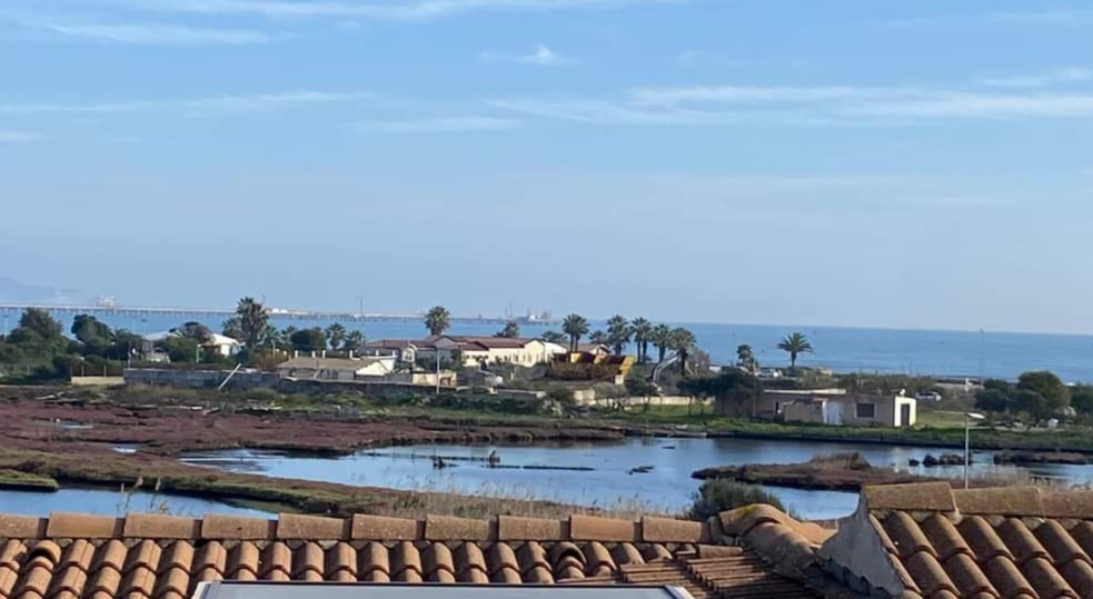 Giù l’ecomostro a Capoterra: demoliti i silos che da 40 anni sfregiavano Maddalena Spiaggia