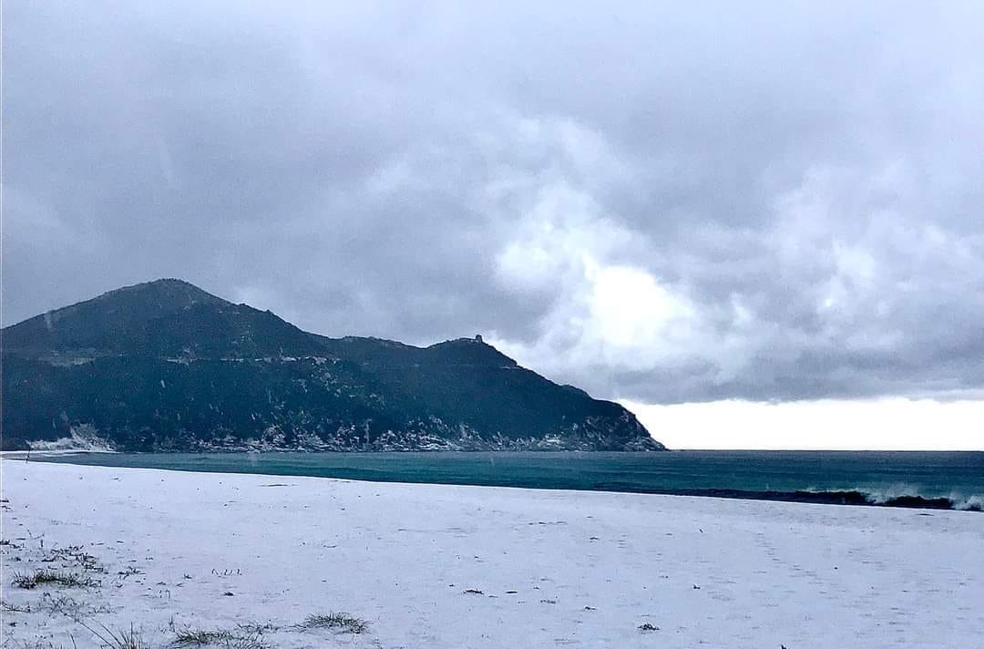 Grandinata spettacolare imbianca Villasimius e Solanas: “Così fitta che sembra neve”