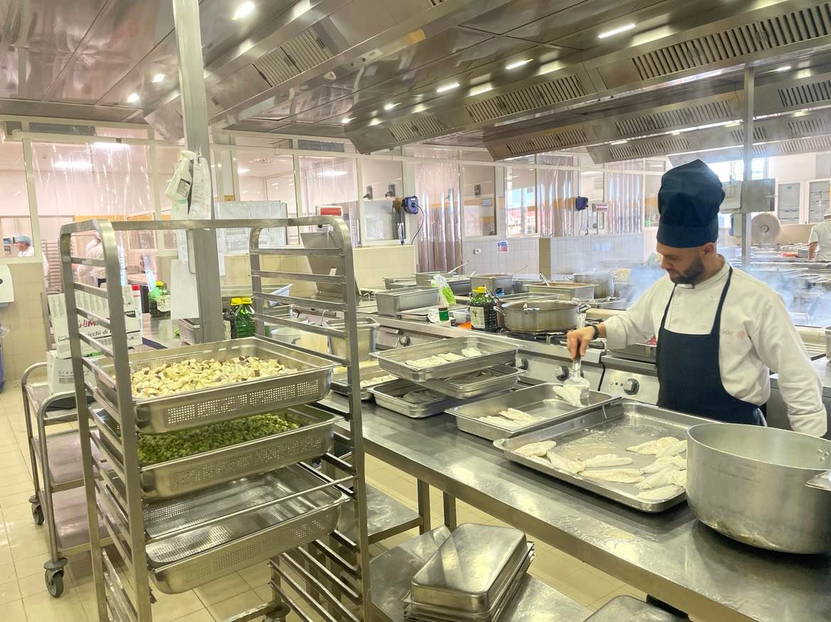 Quartu, sì al nuovo servizio mensa tech e con cibi freschi: 1400 famiglie hanno già pagato