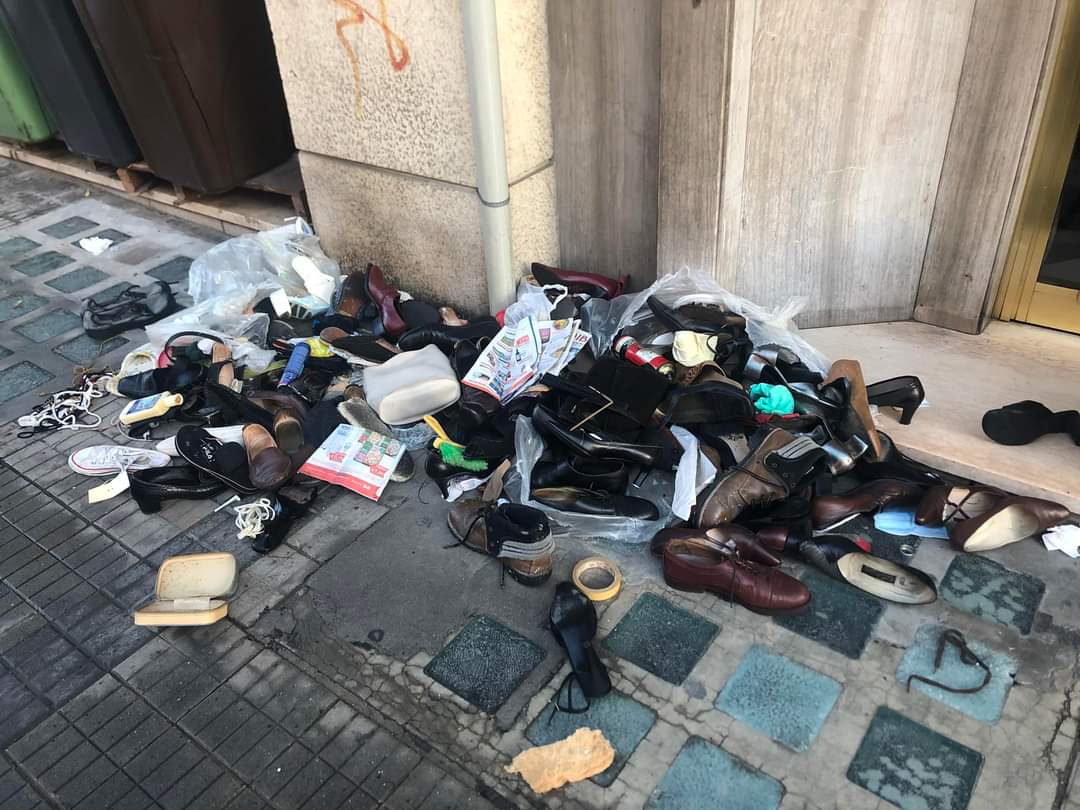 Rifiuti a Cagliari, incivili scatenati: “Abbandonano sacchi pieni di scarpe davanti ai palazzi”