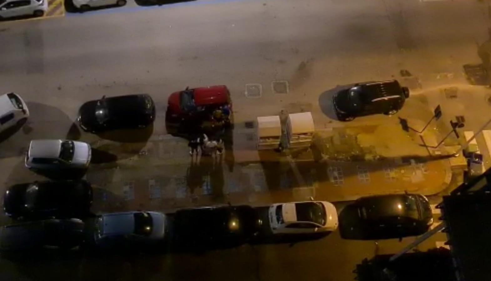 Cagliari, cafoni della malamovida scatenati: party in strada in via Mameli alle 3 del mattino