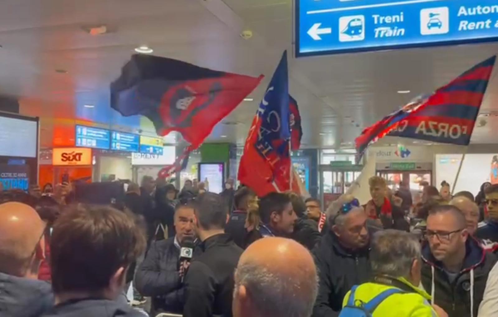 Cagliari, centinaia di tifosi all’aeroporto di Elmas per il “Ranieri Day”