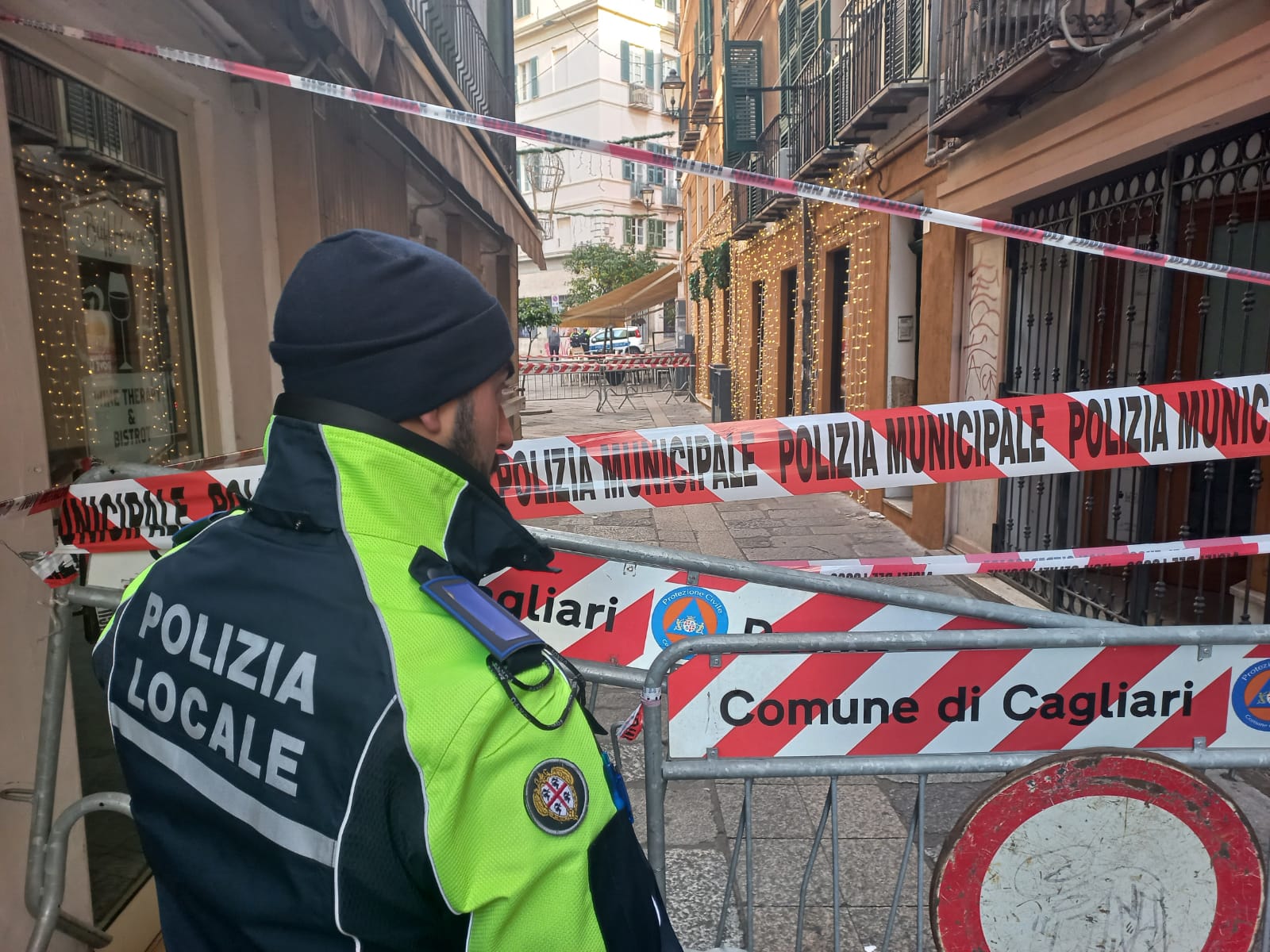Cagliari, crepe in un palazzo: chiusa via Dettori, evacuate 13 persone