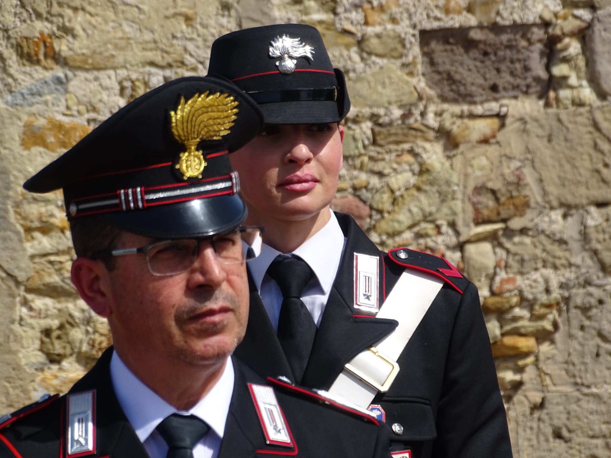Prende a pugni la madre anche davanti ai carabinieri, 22enne arrestato a Gonnesa
