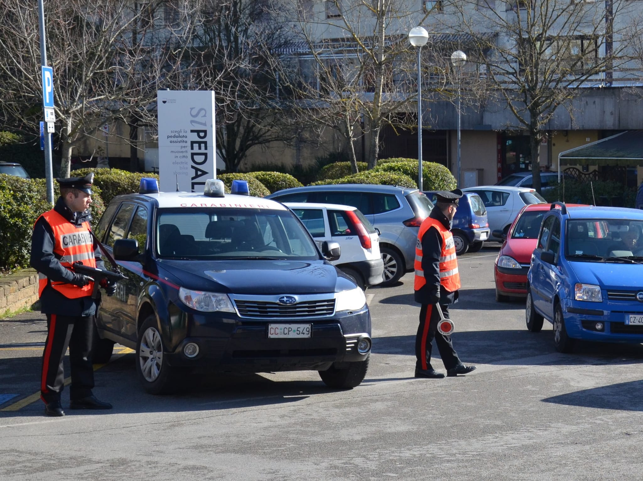 Lancia un sasso su un’auto in movimento a Sinnai, 21enne denunciato dai carabinieri