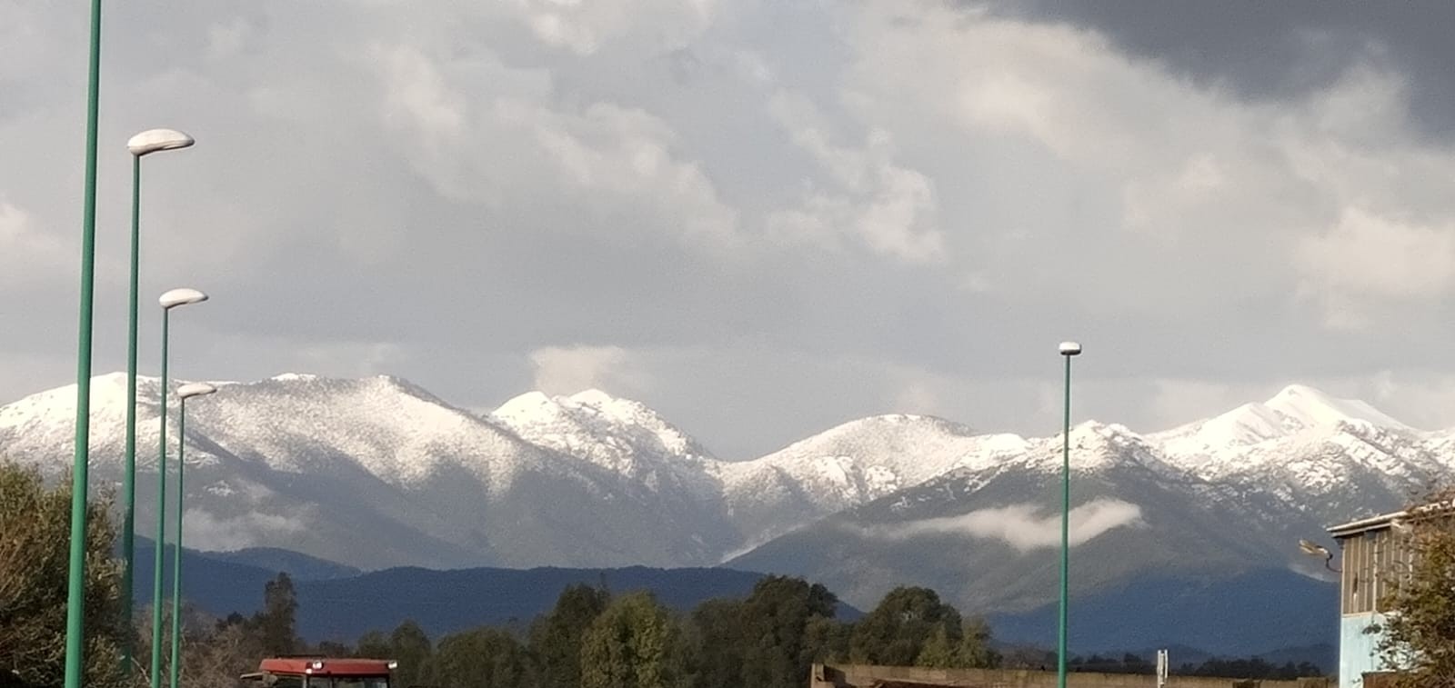 La magia della neve a Villacidro, manto bianco sul monte Linas