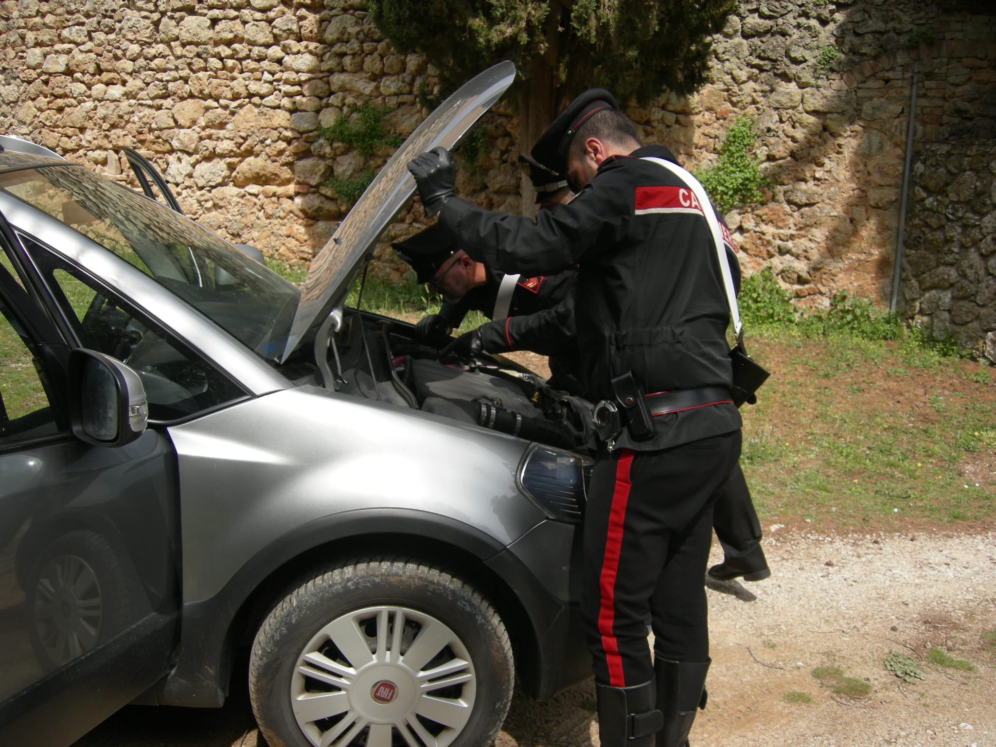 Capoterra, gira per le strade con un tirapugni nell’auto: denunciato
