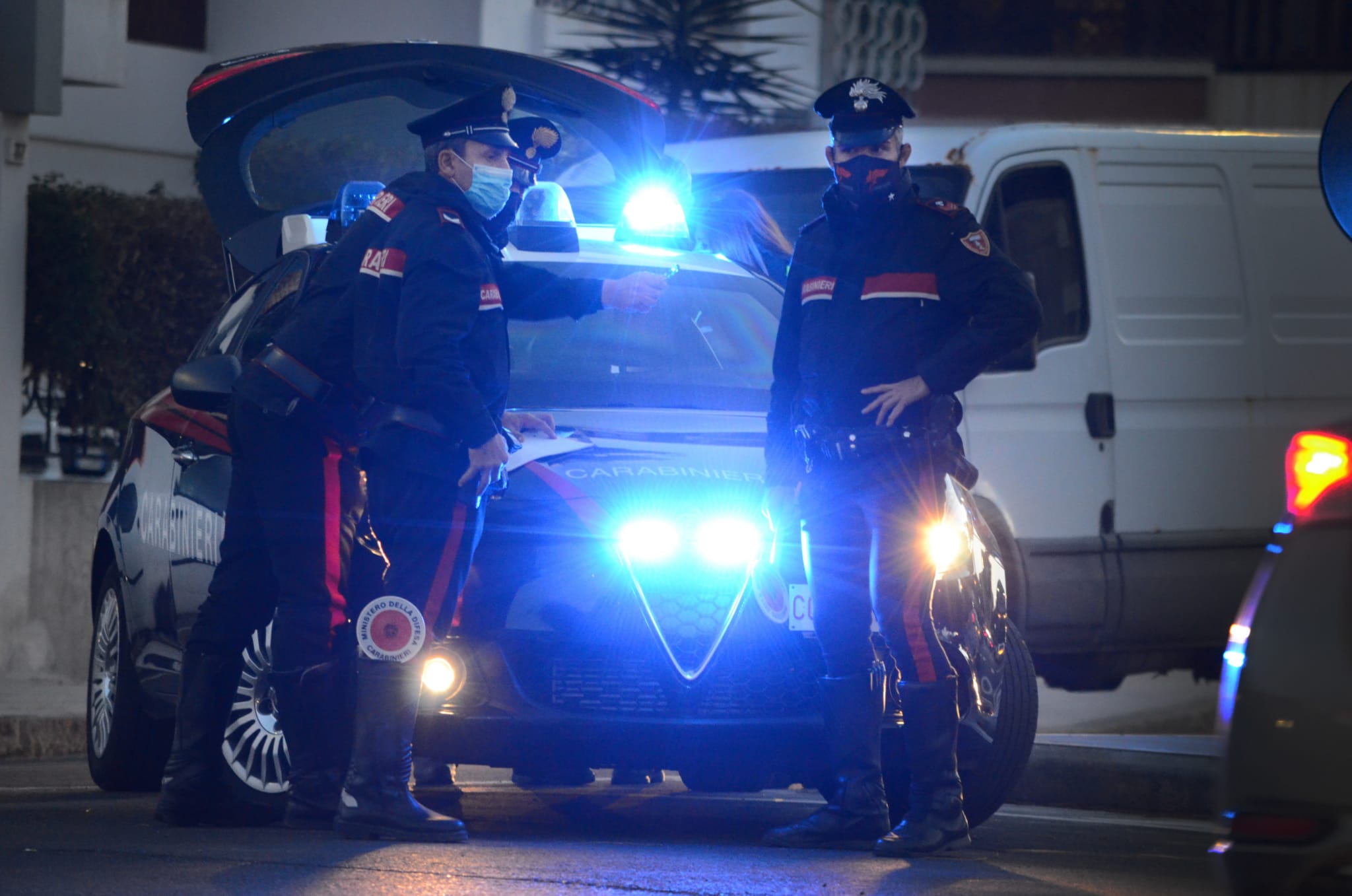 Sferra un colpo al volto e tenta di rapinare un uomo in via Roma, algerino denunciato a Cagliari
