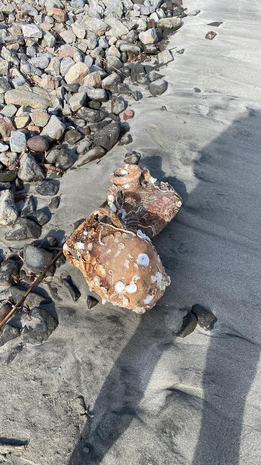 Sant’Antioco, due antiche anfore portate a riva dalle mareggiate