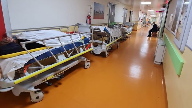 IMG-20230131-WA0002-1-653x367 Emergenza al Policlinico: 29 pazienti ricoverati in barella nei corridoi, 11 giorni in attesa di un posto letto