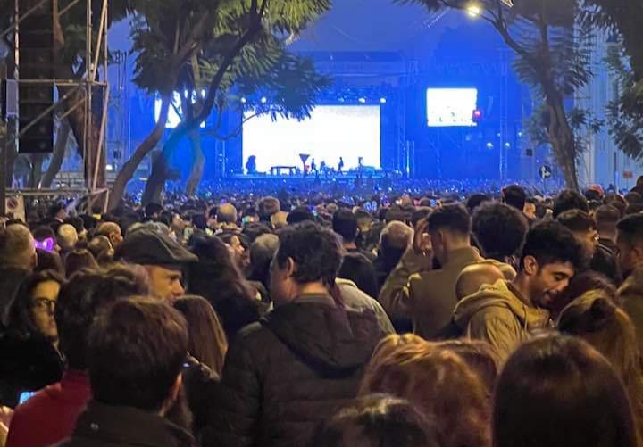 Blanco conquista Cagliari, i “brividi” di Capodanno: in piazza tutti cantano a squarciagola