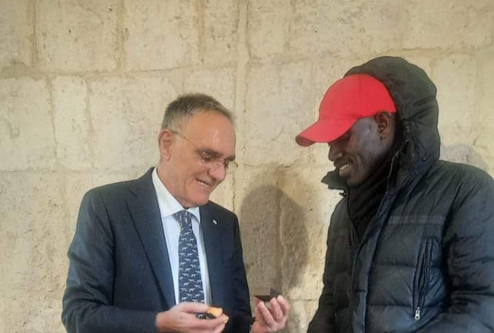 Milia premia Mario, il senegalese che ha sventato un furto a Quartu: “Spilla dei 4 mori”