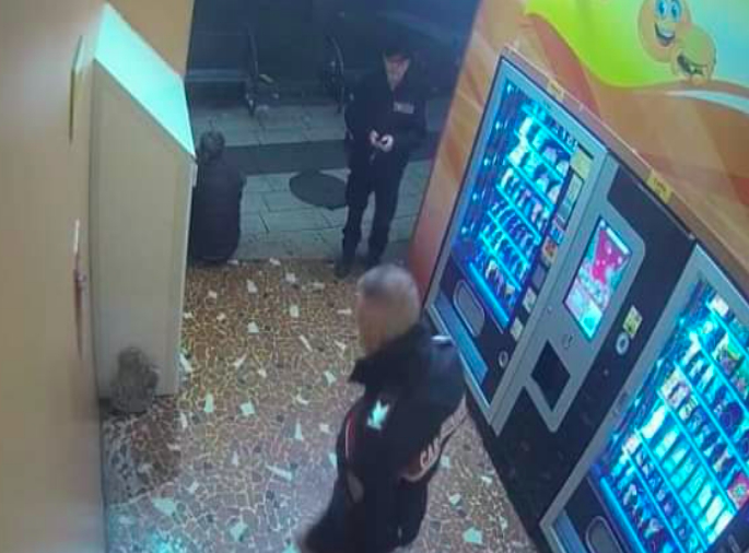 Cagliari, cerca di svaligiare un distributore automatico: malvivente incastrato dalle telecamere