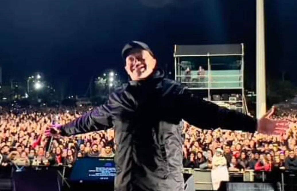 Max Pezzali superstar del Capodanno di Alghero, folla in piazza per salutare l’anno nuovo