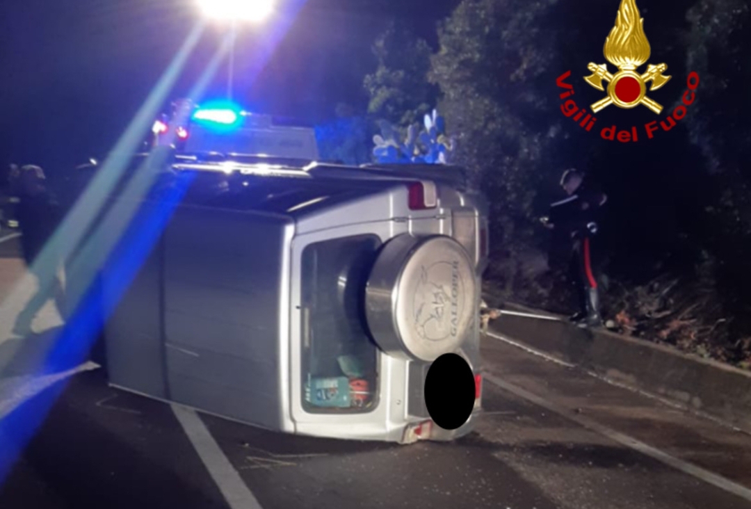 Sbanda e si ribalta col fuoristrada sulla Statale, un uomo finisce all’ospedale di Lanusei