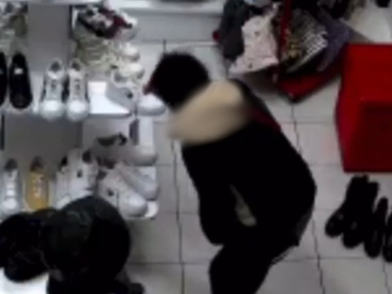 Assemini, ladre incastrate dalle telecamere: “Hanno rubato scarpe Calvin Klein e una felpa CafèNoir”