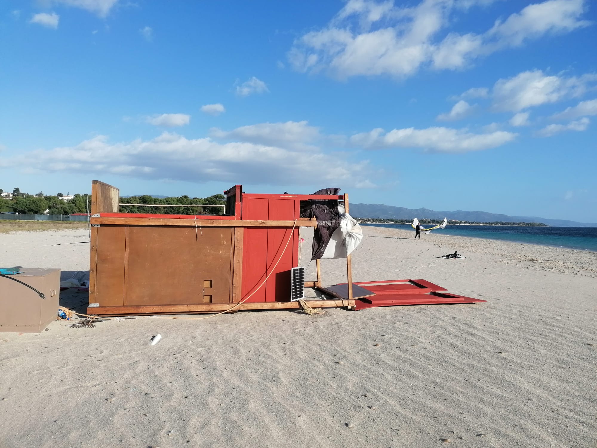 Vento pazzesco, una torretta di salvataggio rovesciata al Poetto di Quartu