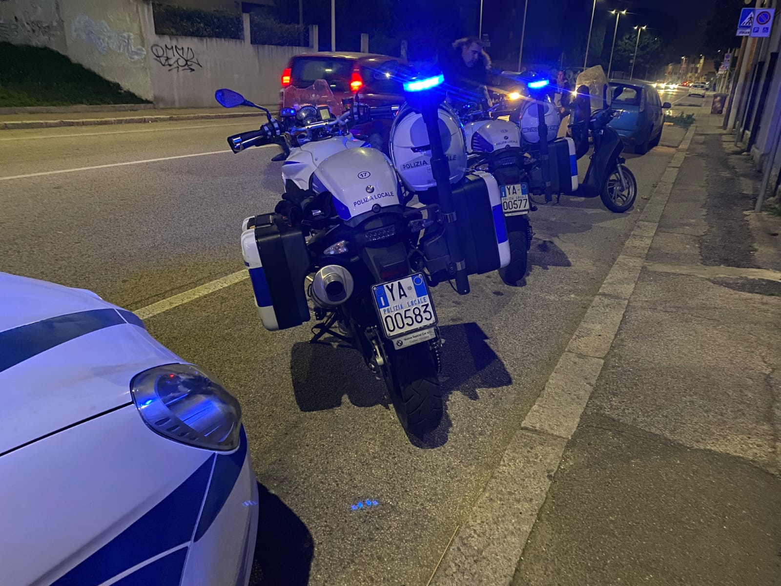 Cagliari, brucia l’alt dei poliziotti ed entra con lo scooter in piazza delle Aquile: motociclista nei guai