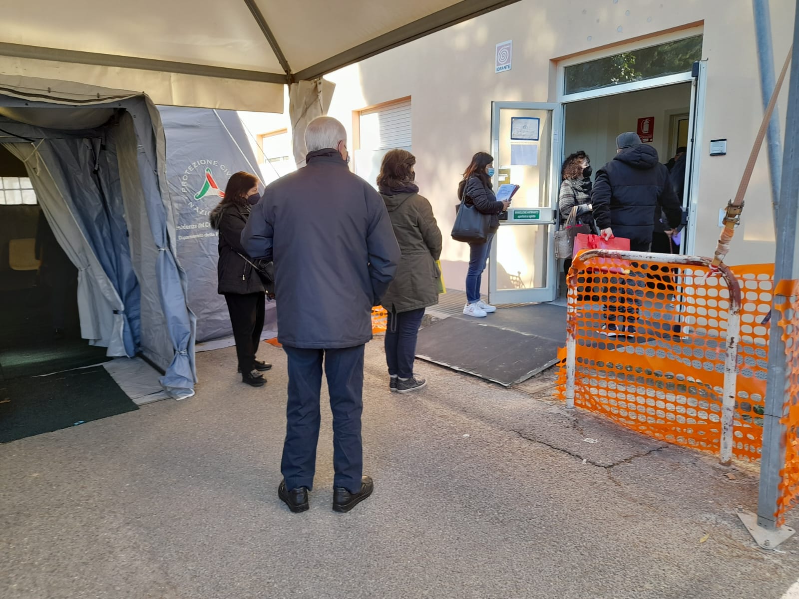 Cagliari, pazienti al freddo al Binaghi: “Attese folli in Pneumologia con un gazebo tutto aperto e inutile”
