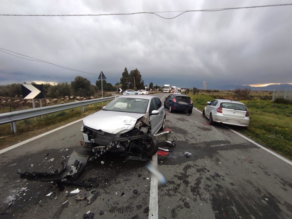 Selargius, tremendo incidente tra 6 auto sulla Ss 387: due feriti finiscono all’ospedale